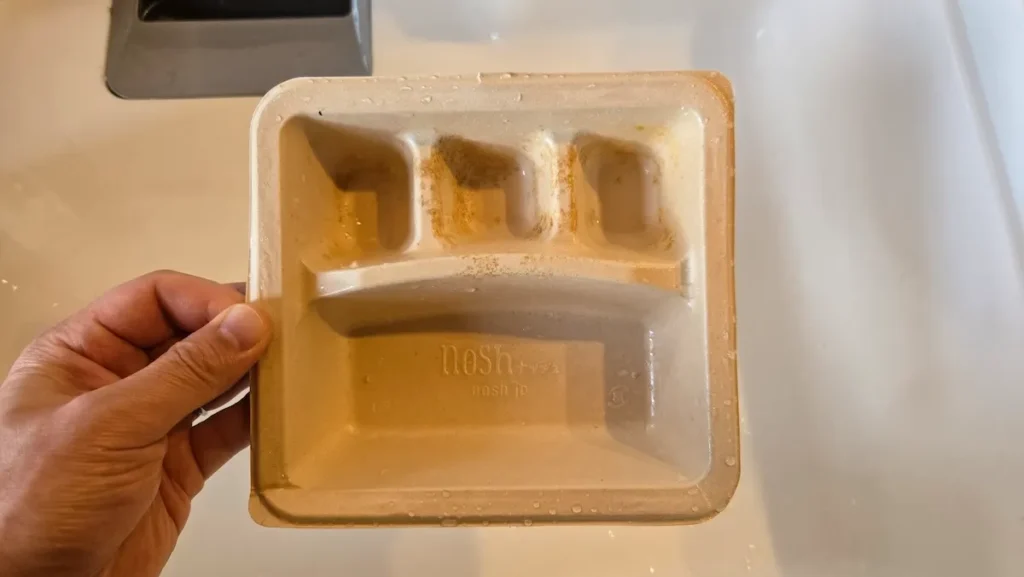 やみつき!ルーロー炒飯のトレーを食後に水洗いした状態の写真