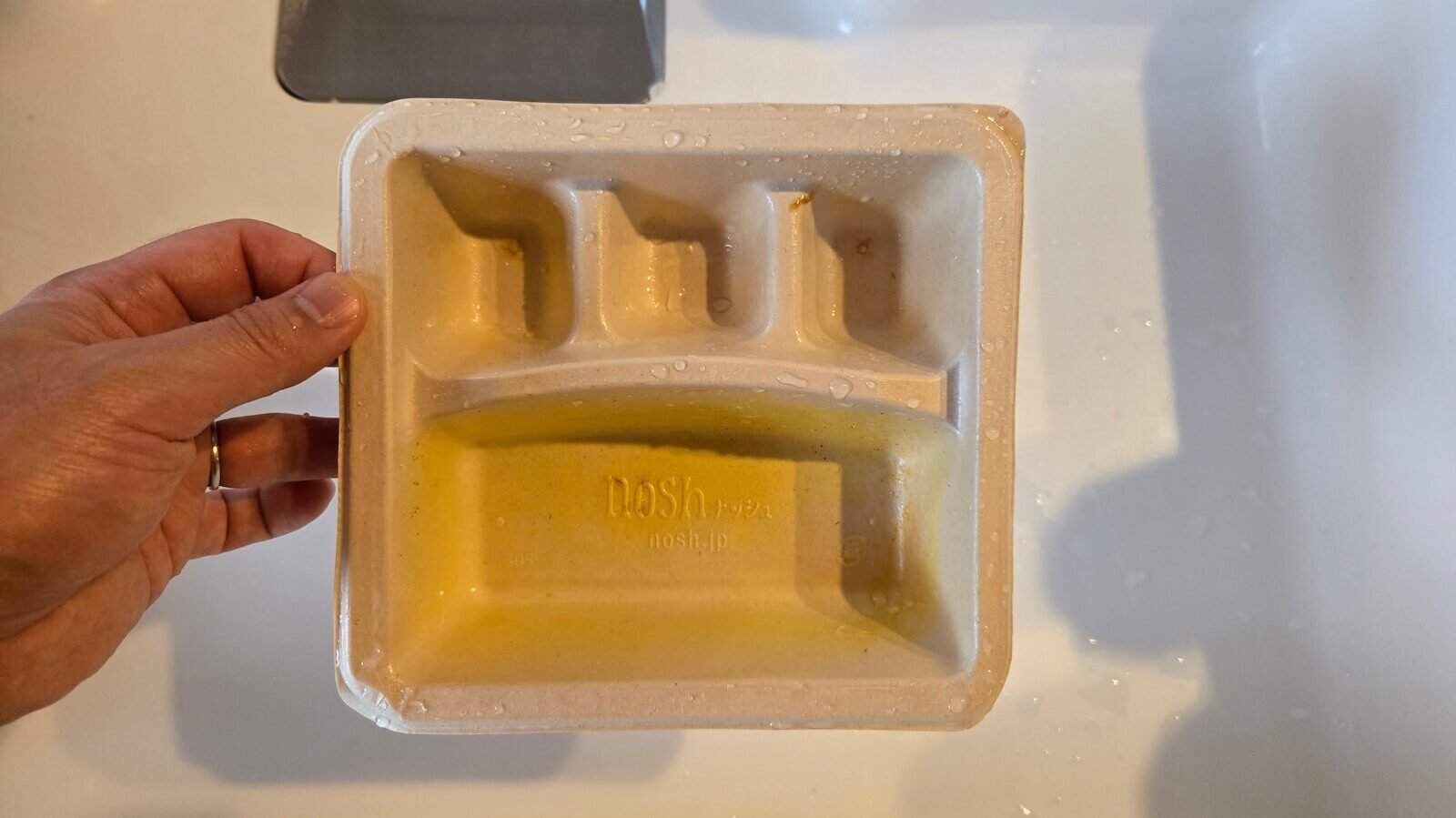 ナッシュ「ごろっとバターチキンカレー」のトレーを食後に水洗いした様子。カレーだから黄色っぽく少し残る。