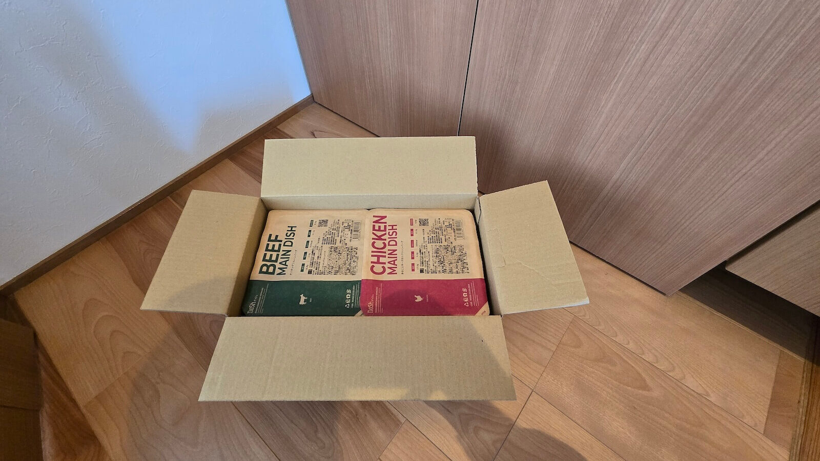 ナッシュの冷凍弁当が段ボールに梱包されて届いた状態を上から撮影した写真
