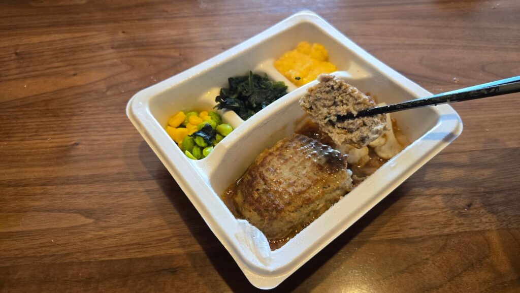 ナッシュのオニオングリルハンバーグをカットして断面を見せた写真。肉厚でジューシーな質感が伝わる。