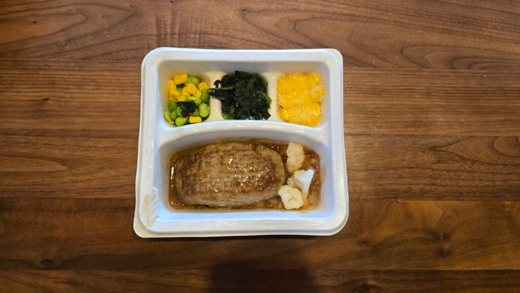ナッシュのオニオングリルハンバーグを真上から撮影した写真。主菜と副菜の配置が一目でわかる。