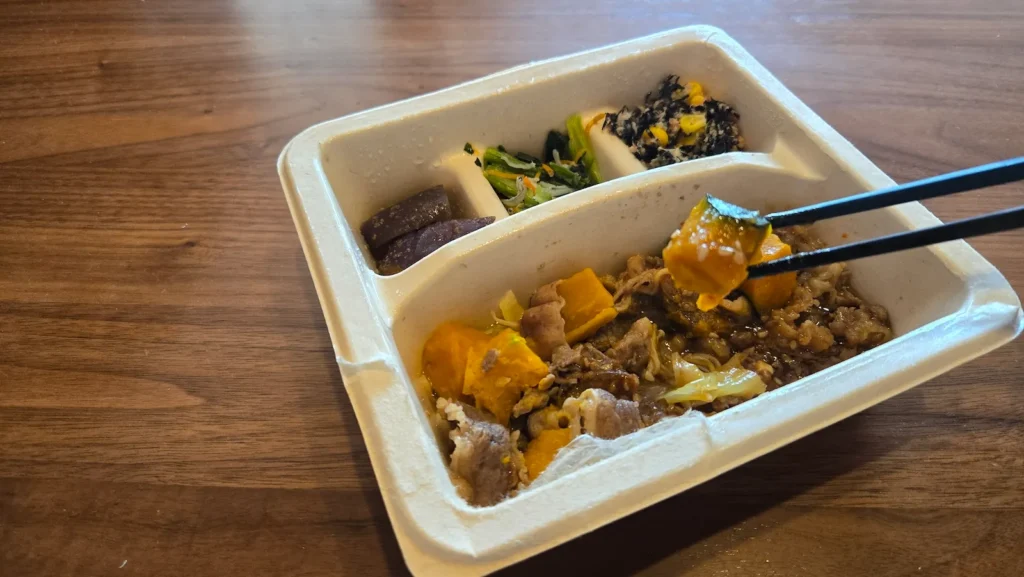 スタミナ焼肉の中のかぼちゃを箸で持ち上げた様子