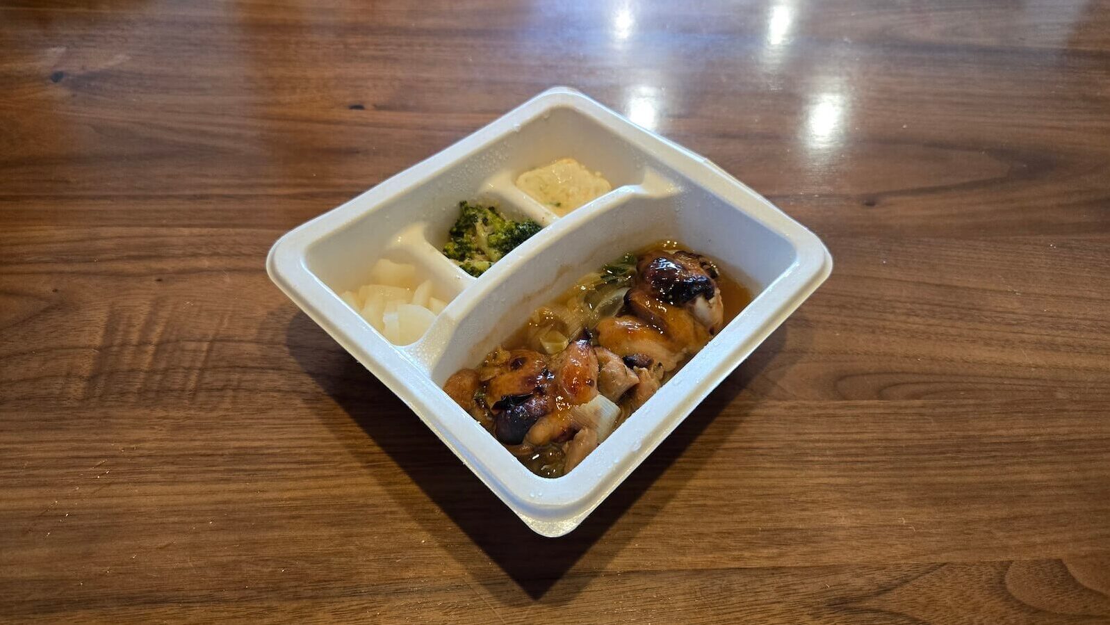 斜めから見たナッシュの鶏の照り焼き弁当。副菜とのバランスがわかる全体写真。