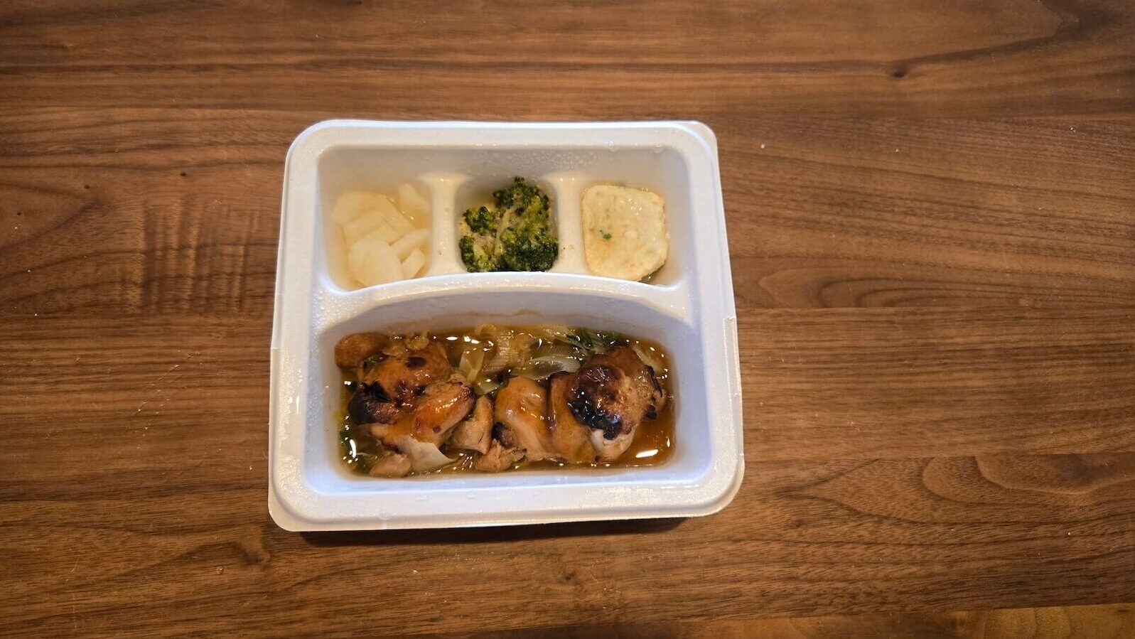 温めたナッシュの鶏肉の照り焼きと副菜が写った全体写真