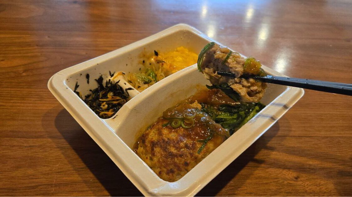 箸で割ったnosh和風おろしハンバーグの断面