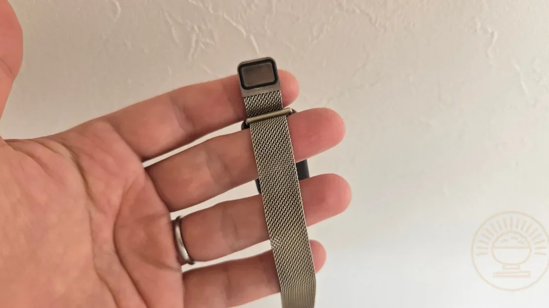 Band 10のメッシュベルト取り付け部を指先で拡大した写真