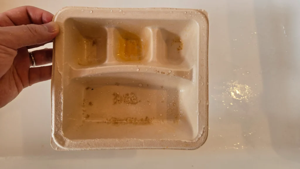 食後に水洗いした鮭のマッシュポテトアヒージョのトレー