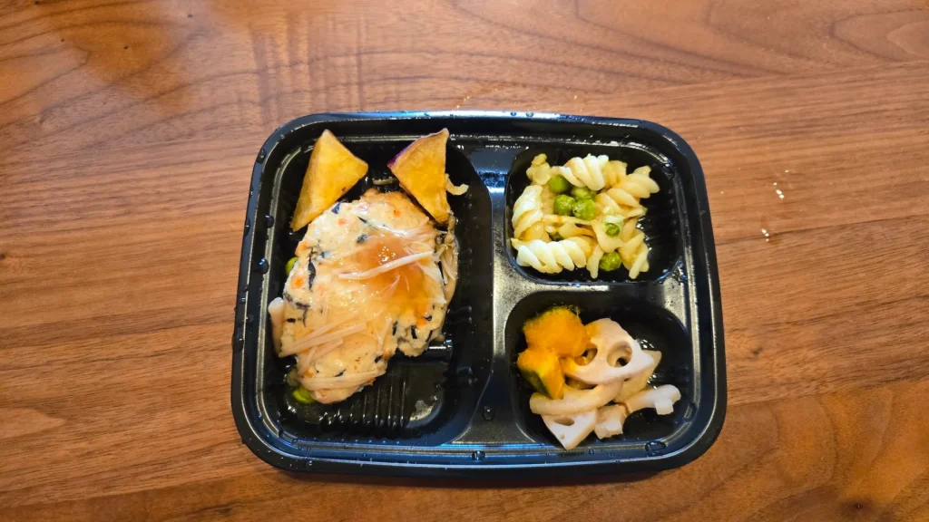 レンジ加熱後の豆腐ハンバーグ弁当の全体写真