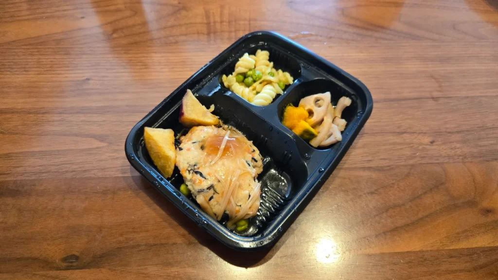 豆腐ハンバーグと副菜3品が入ったワタミ宅食ダイレクトの弁当を斜め上から撮影