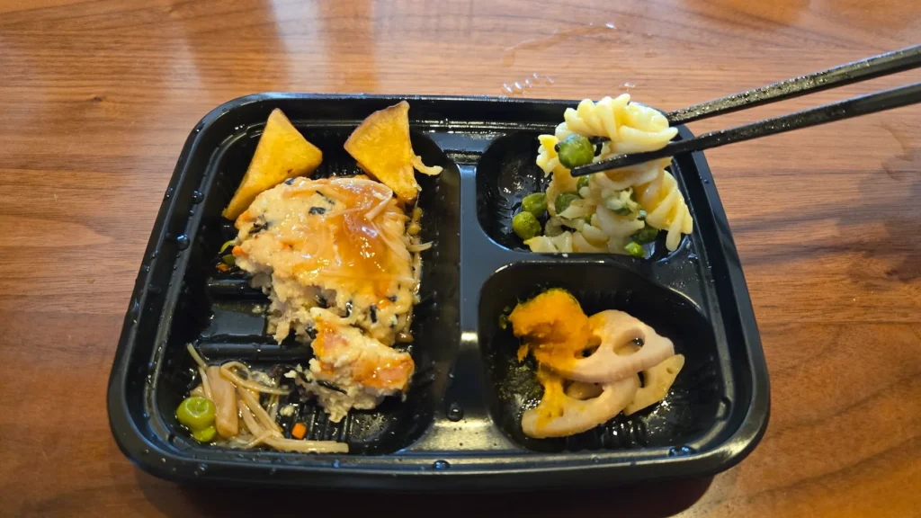 副菜のマカロニサラダ(カレー風味)