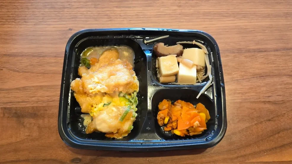 ワタミ宅食〈みちのく清流どりのチキン南蛮〉を真上から撮影—主菜と副菜3種がバランス良く配置