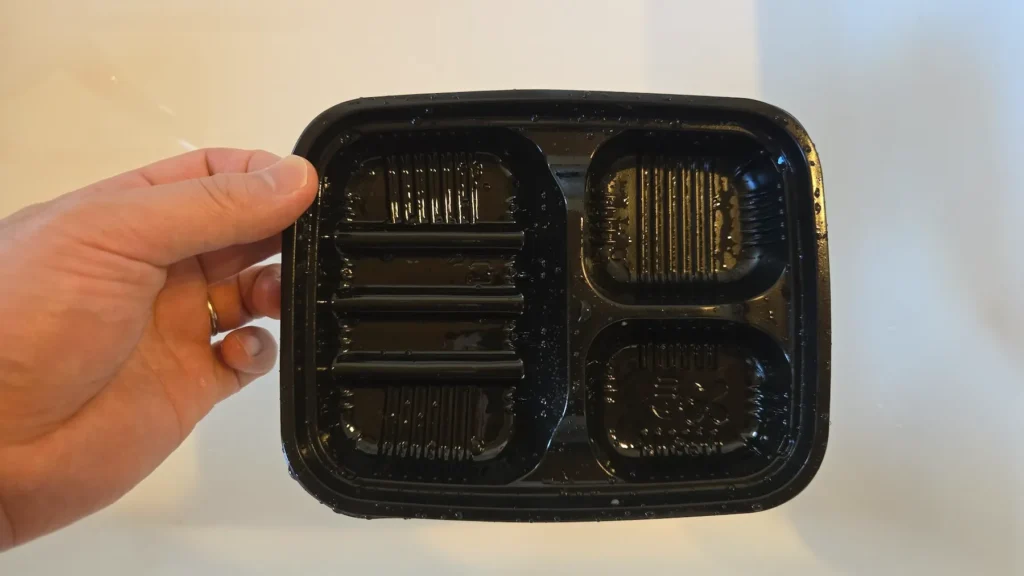 食べ終わって軽く洗った後のワタミ宅食の黒いトレー