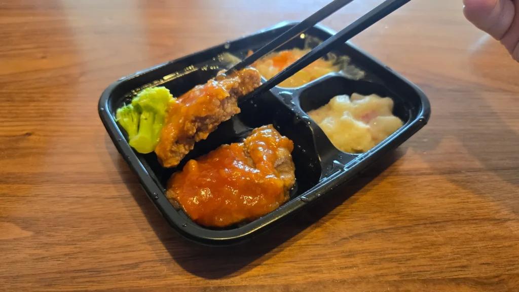 粗挽きハンバーグの断面をアップで撮影し、厚みが分かる写真