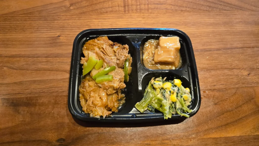 四元豚の回鍋肉と副菜2種が入ったワタミの宅食弁当を真上から撮影した写真