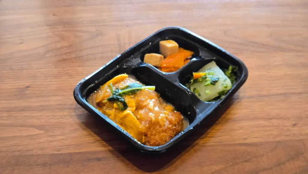 ロースカツ玉子あんを斜めから撮影したトレー