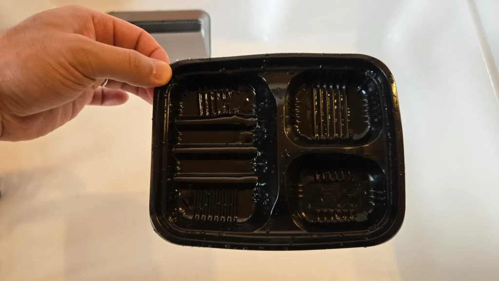 食べ終わった後の空のトレー