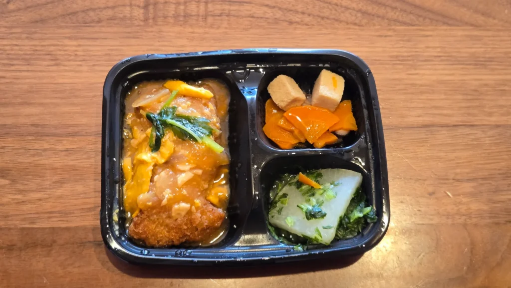ロースカツ玉子あんと副菜2品が入ったトレー全体
