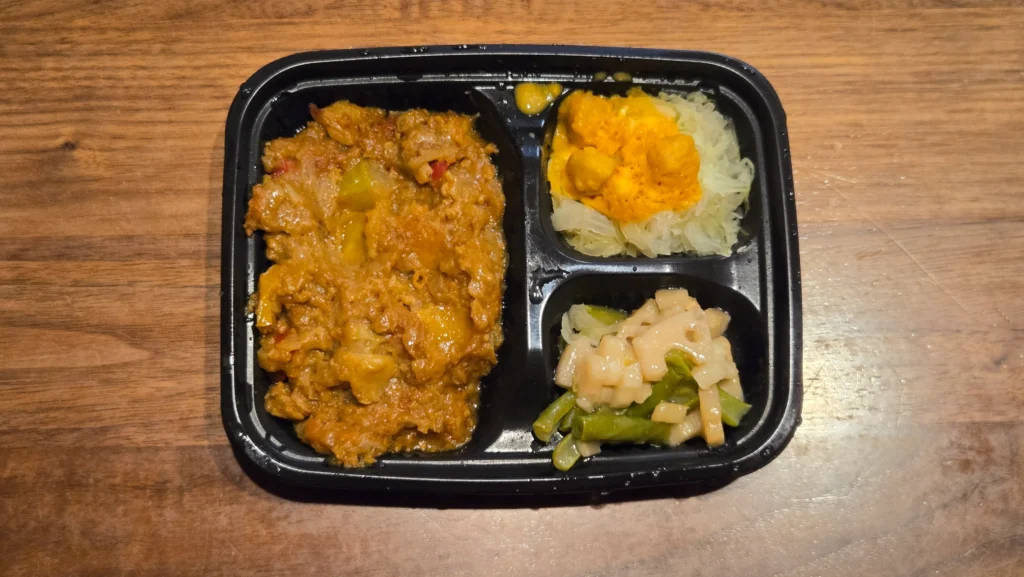 上から見た6種野菜のキーマカレーと副菜（人参ドレッシング、たけのこ和え）