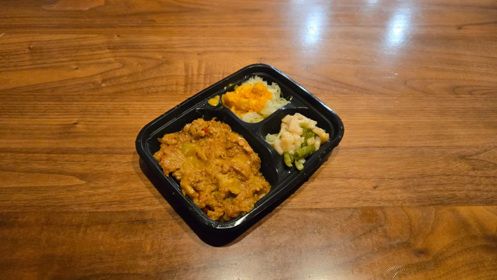 6種野菜のキーマカレーと副菜が入った冷凍弁当