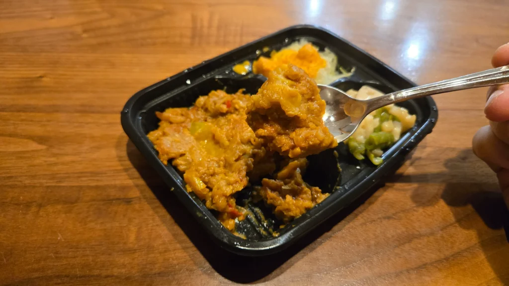 スプーンでキーマカレーをすくっている様子